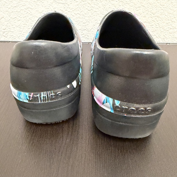 CROCS Dual Comfort Clogs/Mules~Black Floral~Size 7~Excellent condition🌸🌺🌷 - Picture 10 of 10